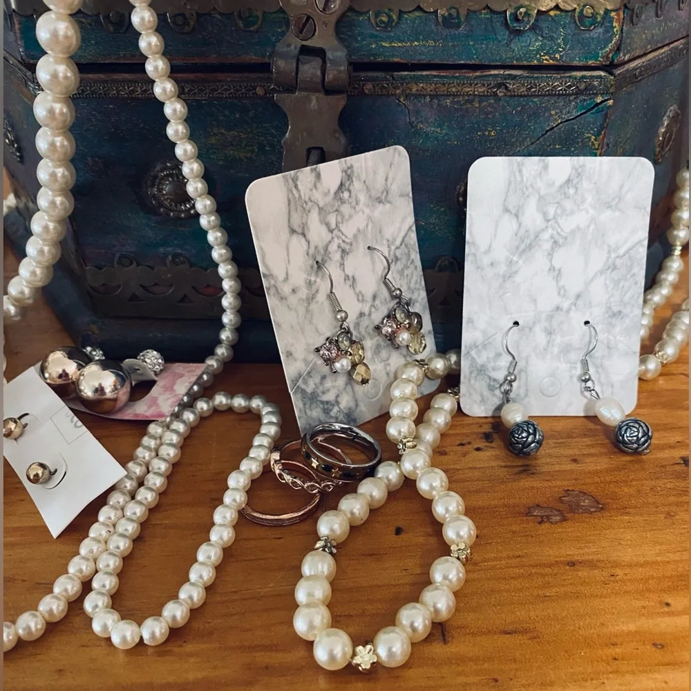 PEARL THEME BULK SAVE : Great Buy of Mixed Vintage Jewellery - Picture 1 of 12